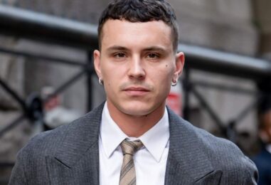 La star d'élite Arón Piper porte des slips blancs moulants lors d'une nouvelle séance photo sexy