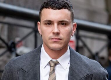 La star d'élite Arón Piper porte des slips blancs moulants lors d'une nouvelle séance photo sexy