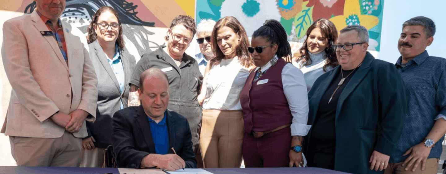 Le gouverneur du Colorado signe une loi protégeant les enfants LGBTQ+ des thérapies de conversion. Encore