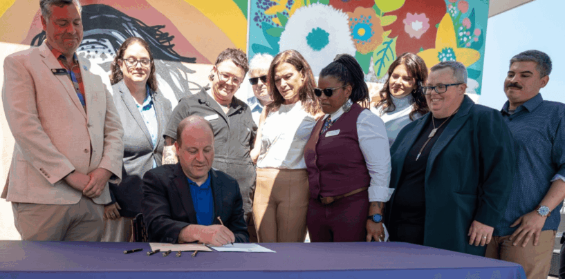 Le gouverneur du Colorado signe une loi protégeant les enfants LGBTQ+ des thérapies de conversion. Encore