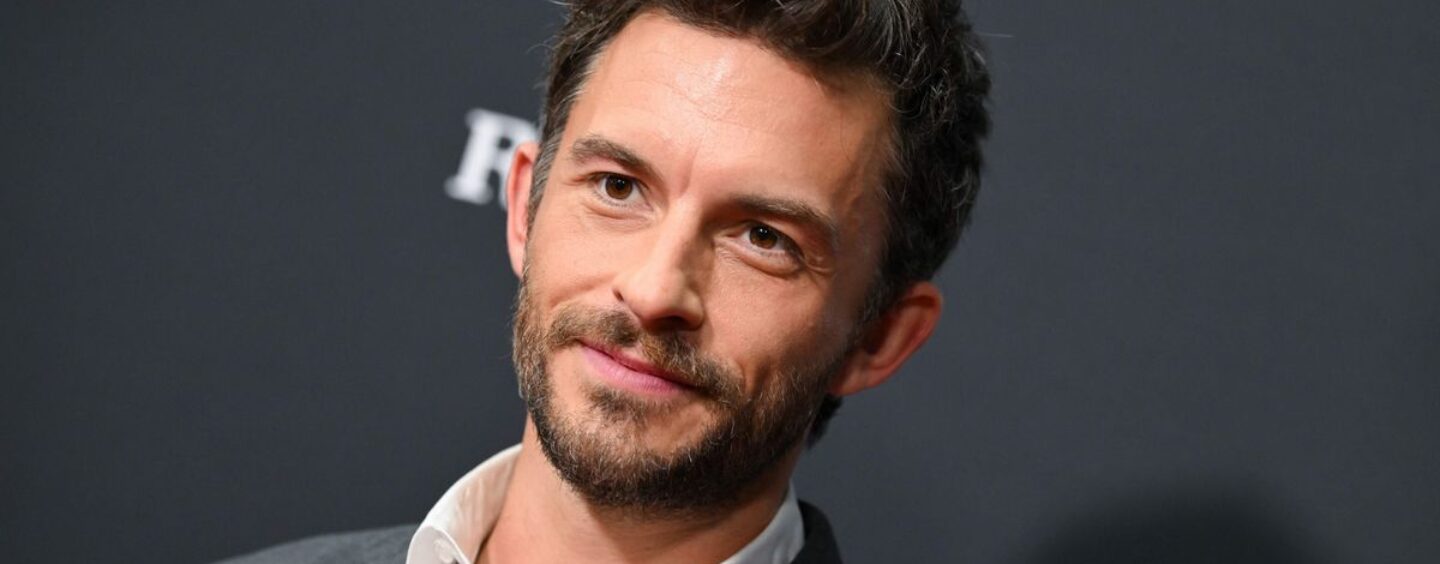 Jonathan Bailey savait qu'être gay pourrait nuire à sa carrière, mais il a quand même tenu la « main de son petit-ami »