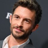 Jonathan Bailey savait qu'être gay pourrait nuire à sa carrière, mais il a quand même tenu la « main de son petit-ami »