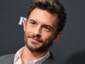 Jonathan Bailey savait qu'être gay pourrait nuire à sa carrière, mais il a quand même tenu la « main de son petit-ami »