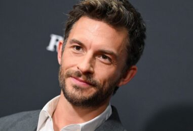 Jonathan Bailey savait qu'être gay pourrait nuire à sa carrière, mais il a quand même tenu la « main de son petit-ami »