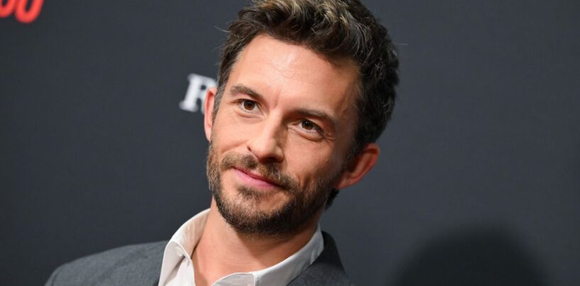 Jonathan Bailey savait qu'être gay pourrait nuire à sa carrière, mais il a quand même tenu la « main de son petit-ami »