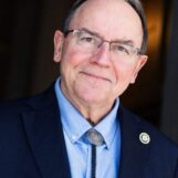 Un candidat anti-LGBTQ+ soutenu par Trump au poste de gouverneur offensé par le drapeau de la fierté au-dessus du Capitole du Wisconsin