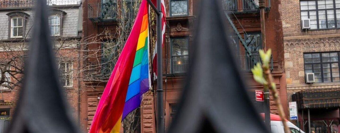 Pourquoi le drapeau de la fierté de Stonewall était suffisamment important pour poursuivre Trump en justice – et gagner