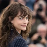 Cara Delevingne dit que coucher avec ses amis « hétéros » l'a aidée à réaliser qu'elle est lesbienne