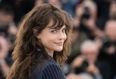 Cara Delevingne dit que coucher avec ses amis « hétéros » l'a aidée à réaliser qu'elle est lesbienne