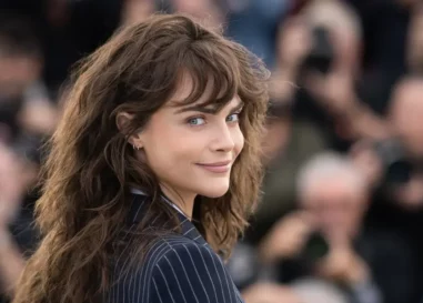 Cara Delevingne dit que coucher avec ses amis « hétéros » l'a aidée à réaliser qu'elle est lesbienne
