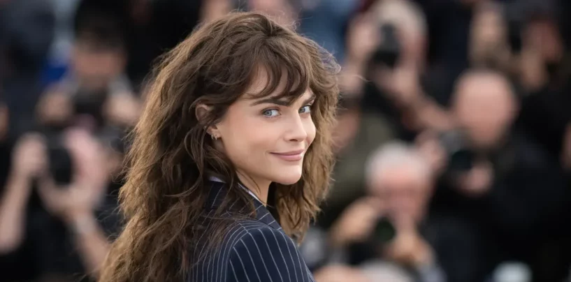 Cara Delevingne dit que coucher avec ses amis « hétéros » l'a aidée à réaliser qu'elle est lesbienne