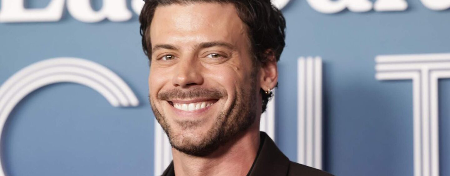 François Arnaud devient viral dans un nouveau selfie sexy torse nu sur le tournage