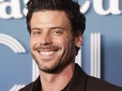 François Arnaud devient viral dans un nouveau selfie sexy torse nu sur le tournage