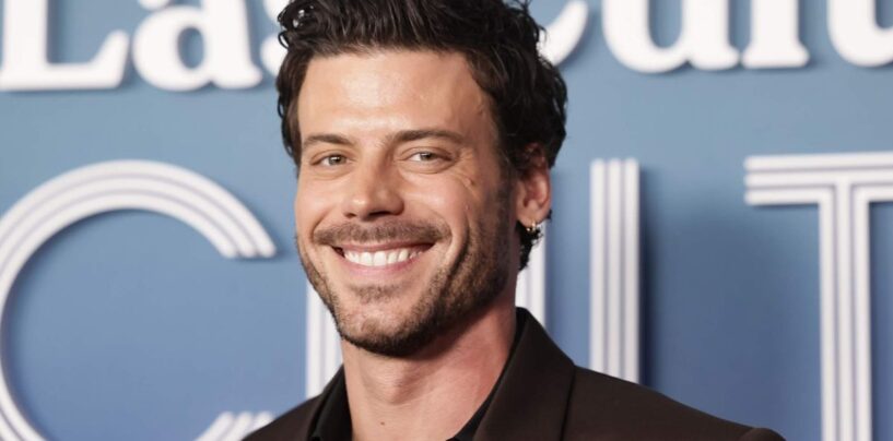 François Arnaud devient viral dans un nouveau selfie sexy torse nu sur le tournage
