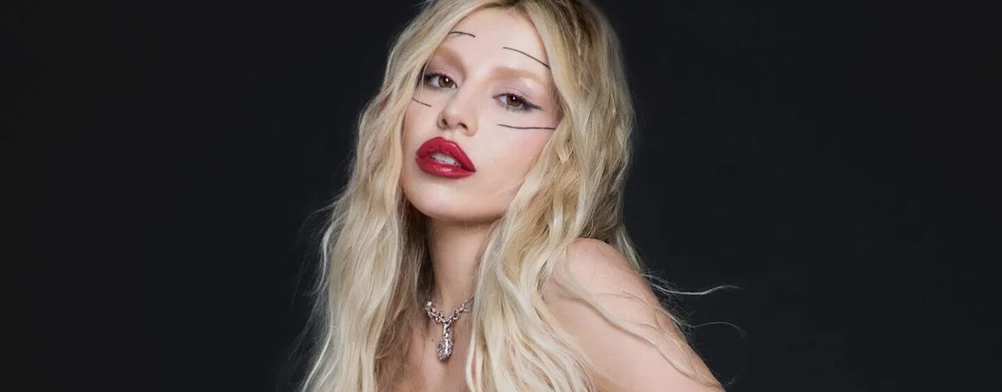 Ava Max qualifie les homophobes d' »idiots » et envisage une réinitialisation de sa carrière à WeHo Pride