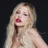 Ava Max qualifie les homophobes d' »idiots » et envisage une réinitialisation de sa carrière à WeHo Pride