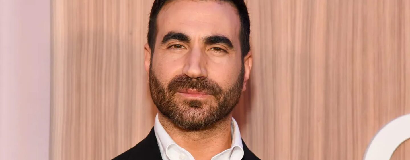 Brett Goldstein se déshabille et ne porte presque rien dans le nouveau film Office Romance