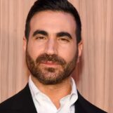 Brett Goldstein se déshabille et ne porte presque rien dans le nouveau film Office Romance