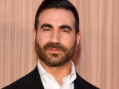 Brett Goldstein se déshabille et ne porte presque rien dans le nouveau film Office Romance