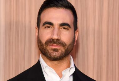 Brett Goldstein se déshabille et ne porte presque rien dans le nouveau film Office Romance
