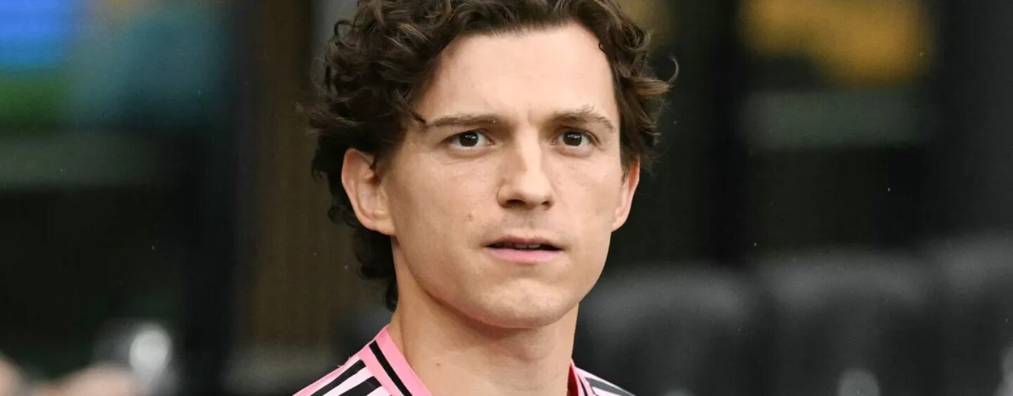 Tom Holland se déshabille et montre ses muscles lors d'une nouvelle séance photo