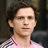 Tom Holland se déshabille et montre ses muscles lors d'une nouvelle séance photo