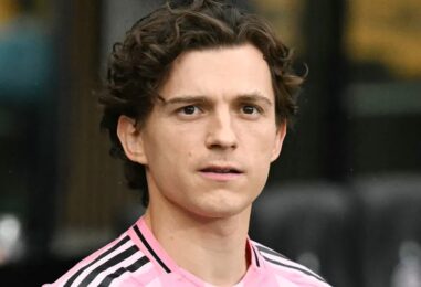 Tom Holland se déshabille et montre ses muscles lors d'une nouvelle séance photo