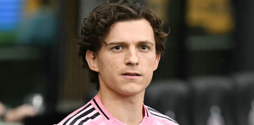 Tom Holland se déshabille et montre ses muscles lors d'une nouvelle séance photo