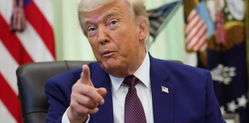 Un juge fédéral autorise les États à contester la campagne de Trump contre les enfants transgenres