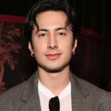 Hudson Williams ne savait pas qu'une croix gammée était dessinée sur son visage sur une photo d'adolescent