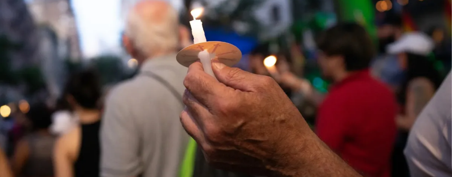 Des militants célèbrent les 45 ans du début de la crise du sida en manifestant contre les coupes budgétaires de Trump dans le domaine de la santé.