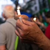 Des militants célèbrent les 45 ans du début de la crise du sida en manifestant contre les coupes budgétaires de Trump dans le domaine de la santé.