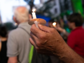 Des militants célèbrent les 45 ans du début de la crise du sida en manifestant contre les coupes budgétaires de Trump dans le domaine de la santé.