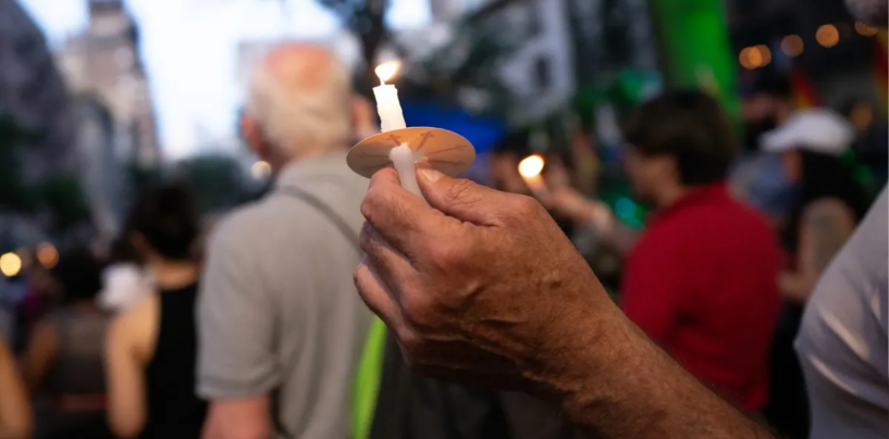 Des militants célèbrent les 45 ans du début de la crise du sida en manifestant contre les coupes budgétaires de Trump dans le domaine de la santé.