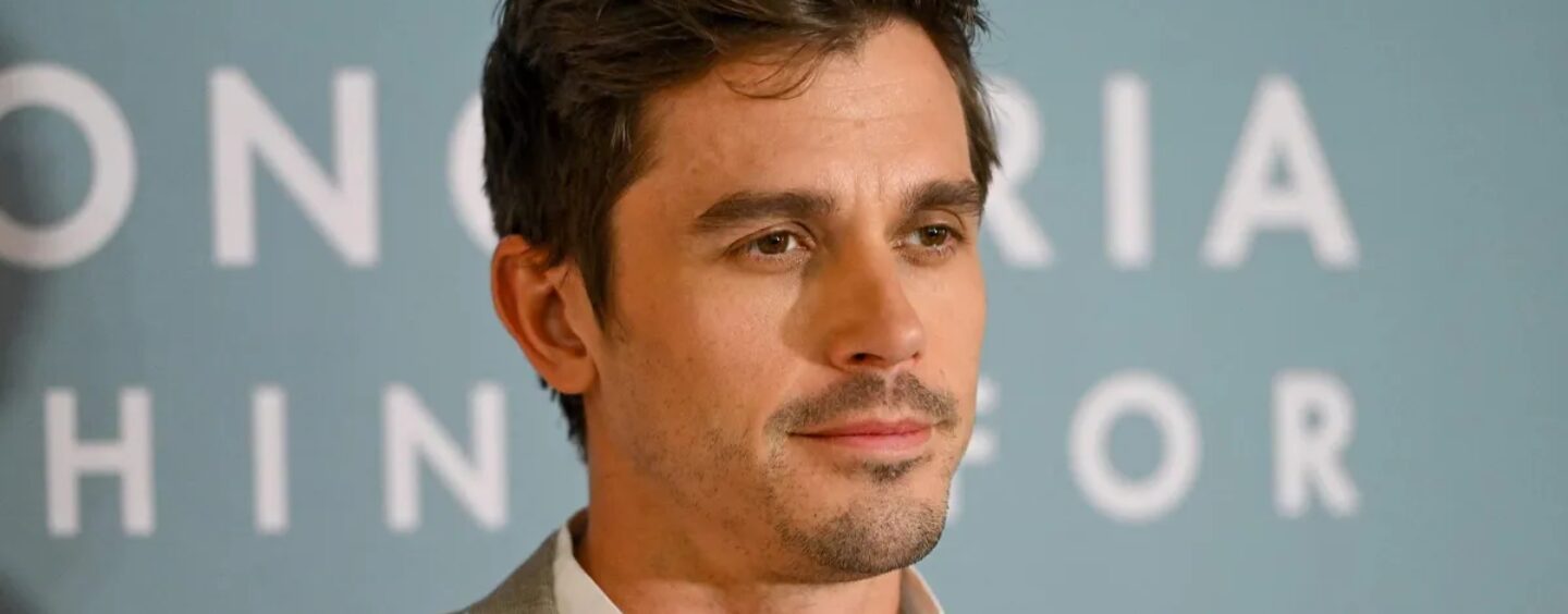 Antoni Porowski affiche son corps déchiré en prenant une douche dans un nouveau clip viral