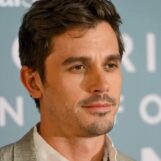 Antoni Porowski affiche son corps déchiré en prenant une douche dans un nouveau clip viral