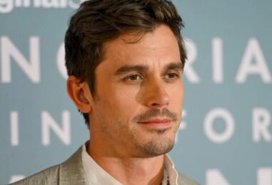 Antoni Porowski affiche son corps déchiré en prenant une douche dans un nouveau clip viral