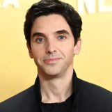 Paul W. Downs se déshabille et porte des sous-vêtements blancs moulants lors d'une nouvelle séance photo