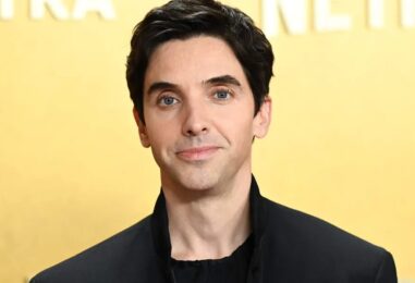 Paul W. Downs se déshabille et porte des sous-vêtements blancs moulants lors d'une nouvelle séance photo