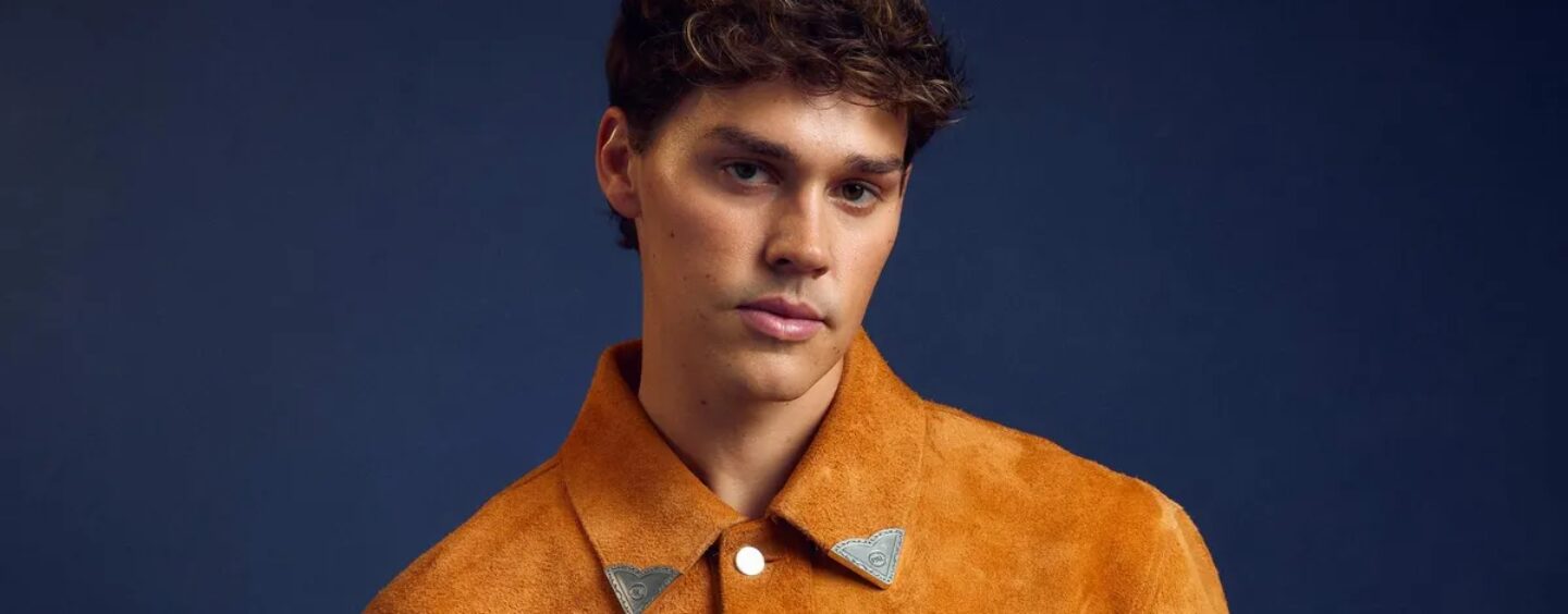 Noah Beck ne porte rien d'autre qu'une serviette dans les selfies viraux dans le miroir