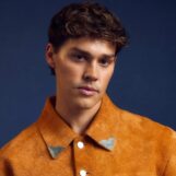 Noah Beck ne porte rien d'autre qu'une serviette dans les selfies viraux dans le miroir