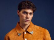 Noah Beck ne porte rien d'autre qu'une serviette dans les selfies viraux dans le miroir