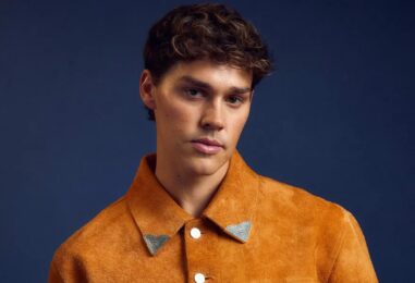 Noah Beck ne porte rien d'autre qu'une serviette dans les selfies viraux dans le miroir