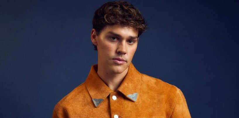 Noah Beck ne porte rien d'autre qu'une serviette dans les selfies viraux dans le miroir