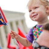 Le Delaware renforce les protections juridiques pour les familles LGBTQ+ alors que d'autres États font le chemin inverse