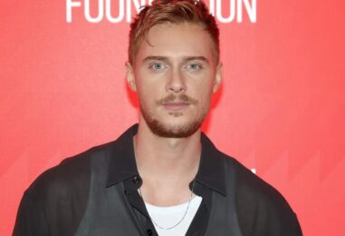 La star de Boots, Max Parker, publie un selfie torse nu et viral à la WeHo Pride