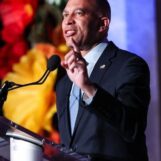Hakeem Jeffries promet que les démocrates de la Chambre des représentants seront aux côtés des transaméricains « toujours et pour toujours »