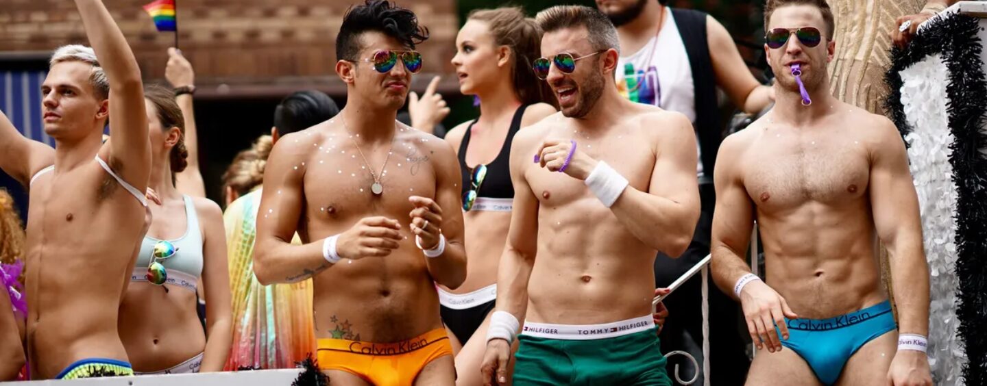 Toutes les procédures pour que les hommes gays aient l'air grands, restent durs et aient un meilleur fond cette fierté