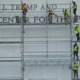 La suppression du nom de Trump au Kennedy Center attire de plus en plus l'attention après une défaite judiciaire de dernière minute
