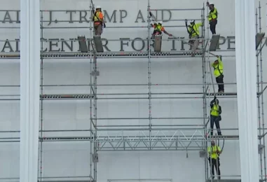 La suppression du nom de Trump au Kennedy Center attire de plus en plus l'attention après une défaite judiciaire de dernière minute
